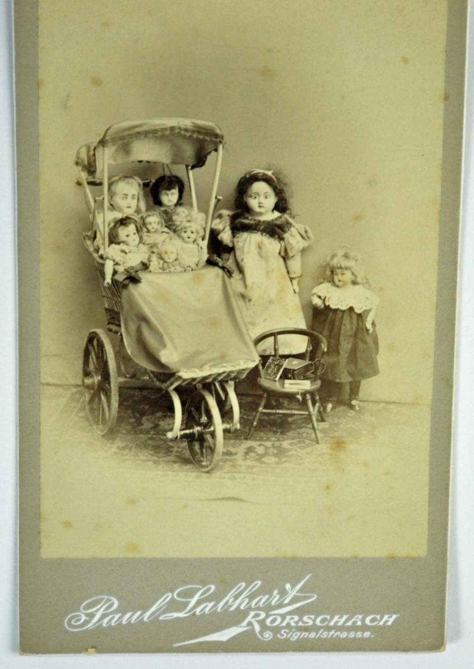 Fotografie Puppenwagen mit Puppen