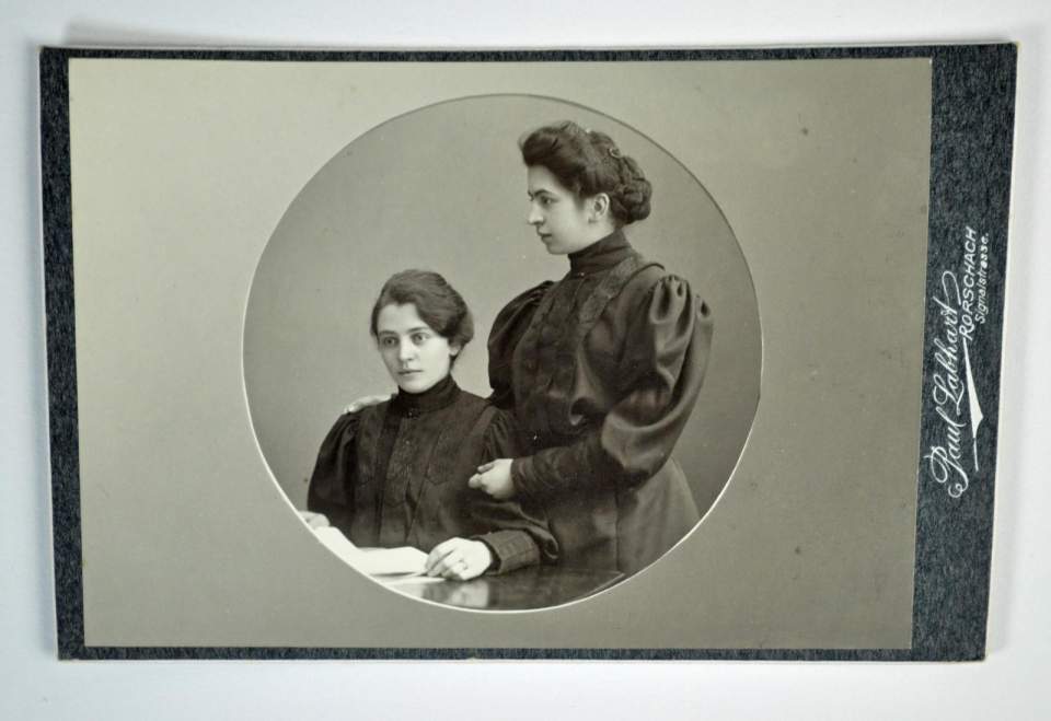 Fotografie 2 junge bürgerliche Frauen