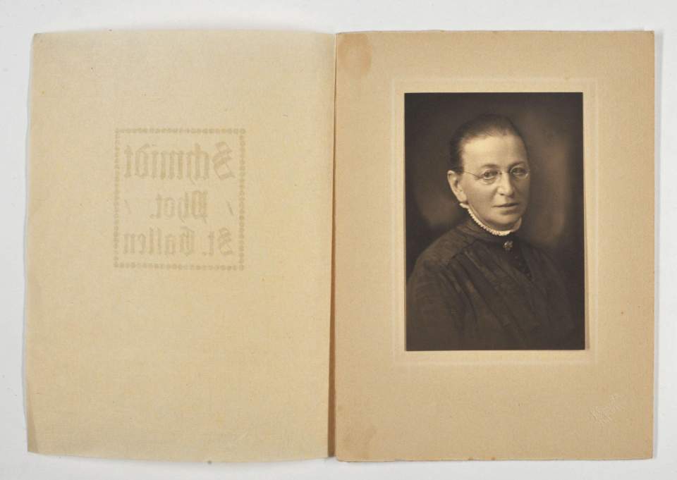 2 identische Fotografien Porträt Louise Früh - Fröhlich