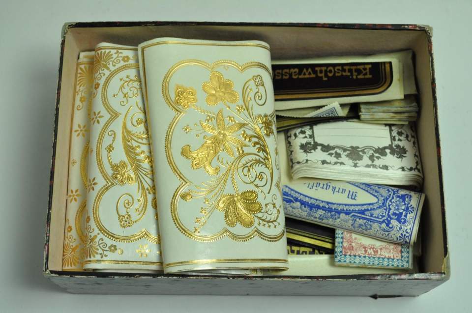 Schatulle mit Ornamentsaufklebern