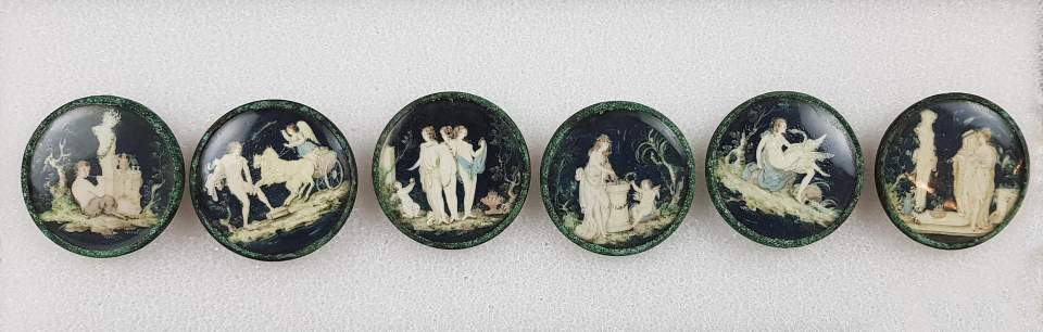 Knopf mit Bildnis von Sagenfiguren