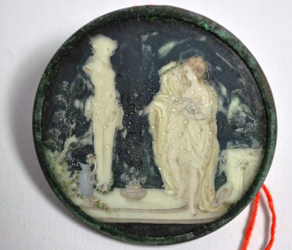 Knopf mit Bildnis von Sagenfiguren