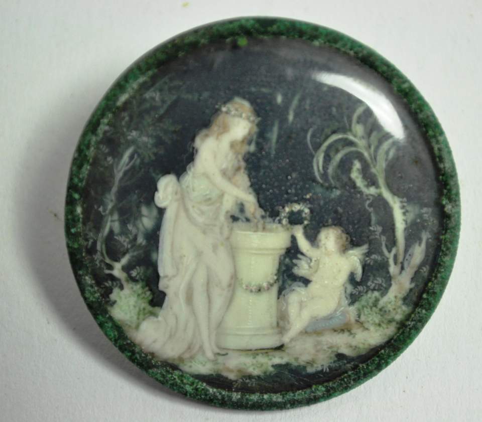 Knopf mit Bildnis von Sagenfiguren