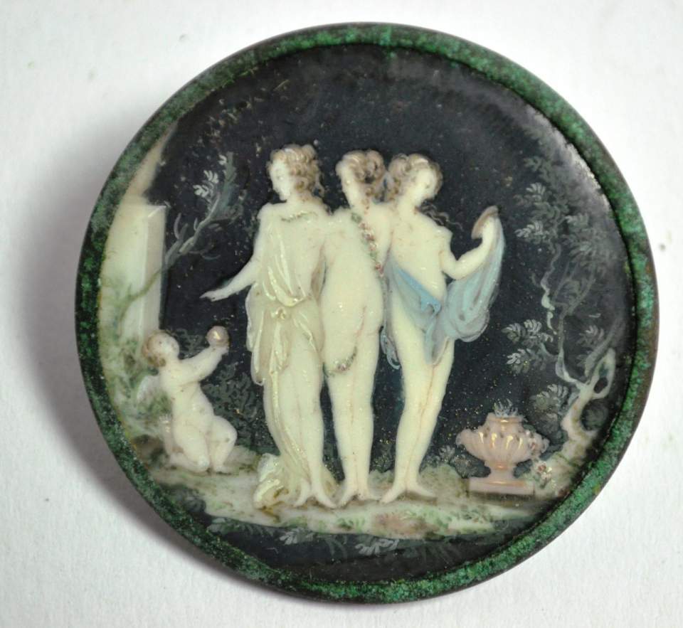 Knopf mit Bildnis von Sagenfiguren