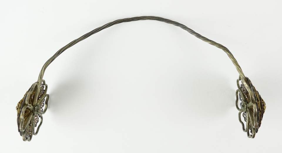 Kopfschmuck einer Tracht, Klemmer zum Festhalten der Haube