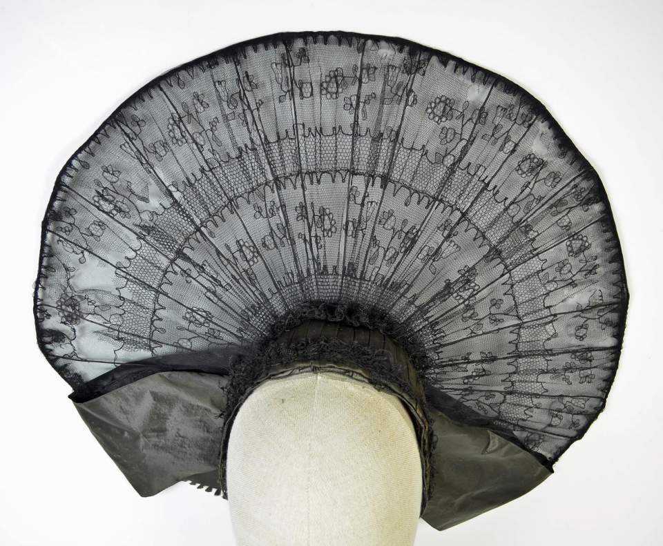 Schwarze Radhaube aus dem Sarganserland, Tüllhaube, Trachtenhaube