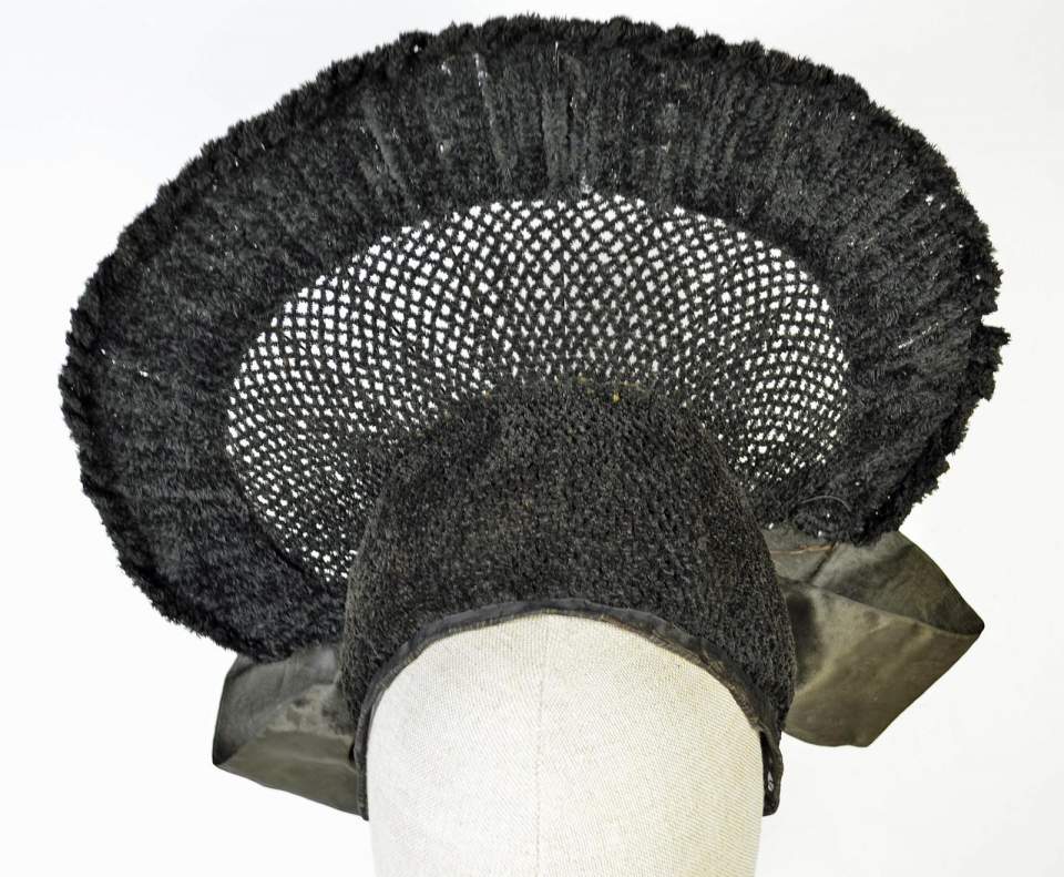 Radhaube aus dem St.Galler Fürstenland, Chenillehaube, Schnellhaube, Trachtenhaube