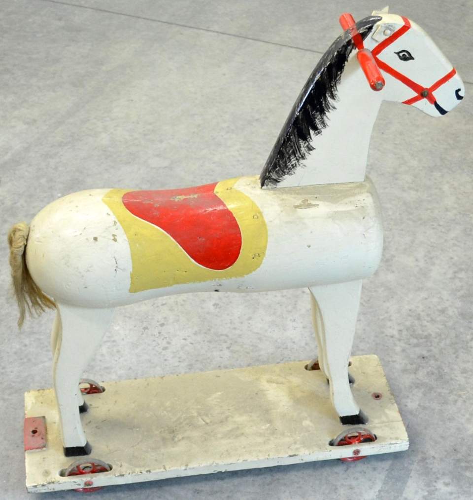 Schaukelpferd mit Metallrädern
