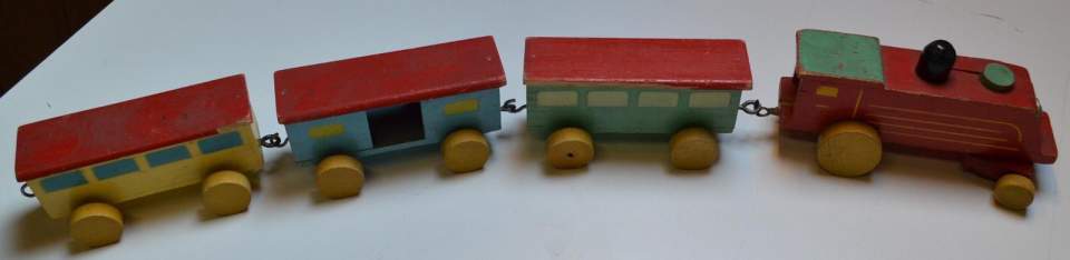 Holzeisenbahn, Lok und 3 Wagen