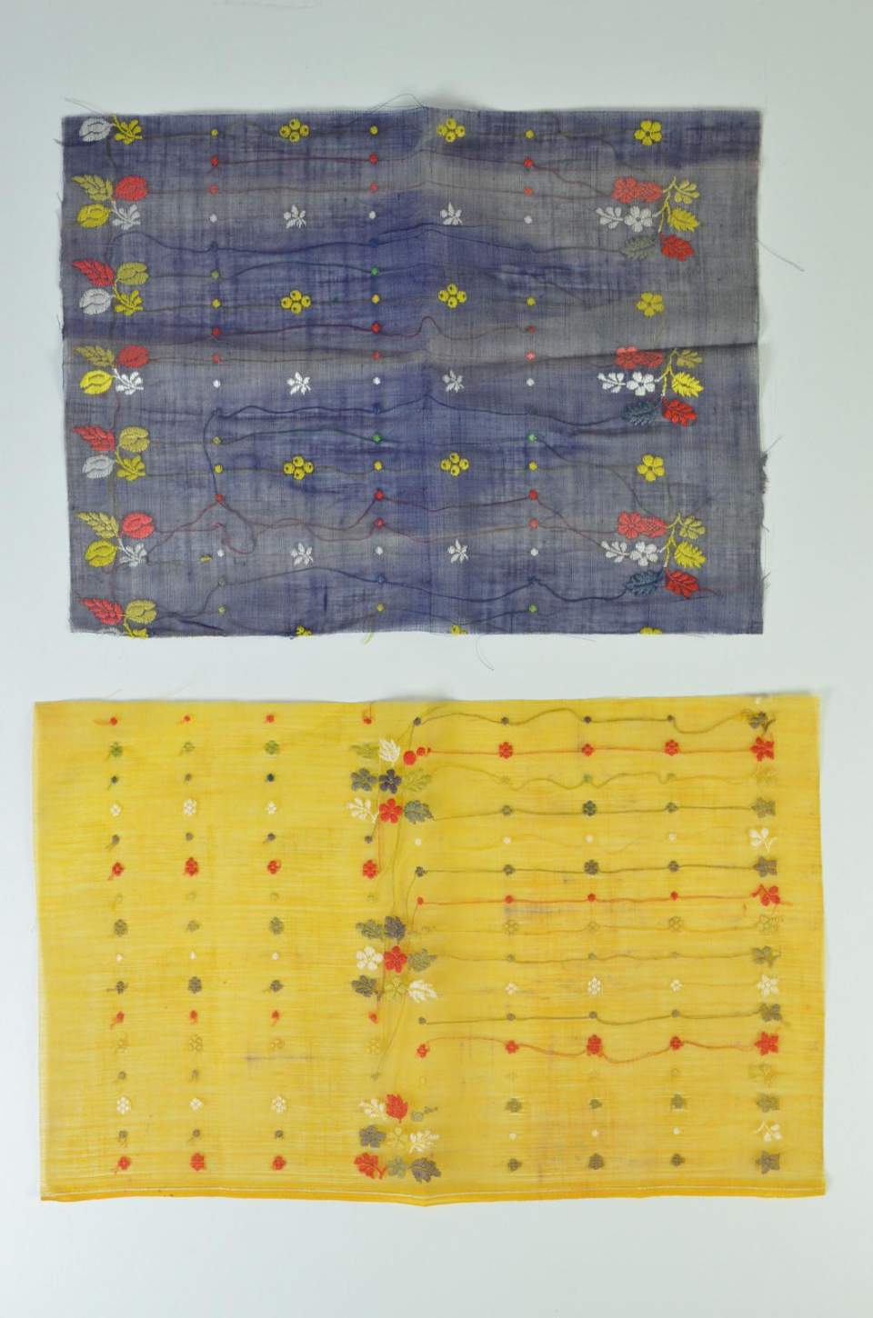 2 Stoffstücke mit Blumen-Ornamenten (Plattstichweberei), Muster