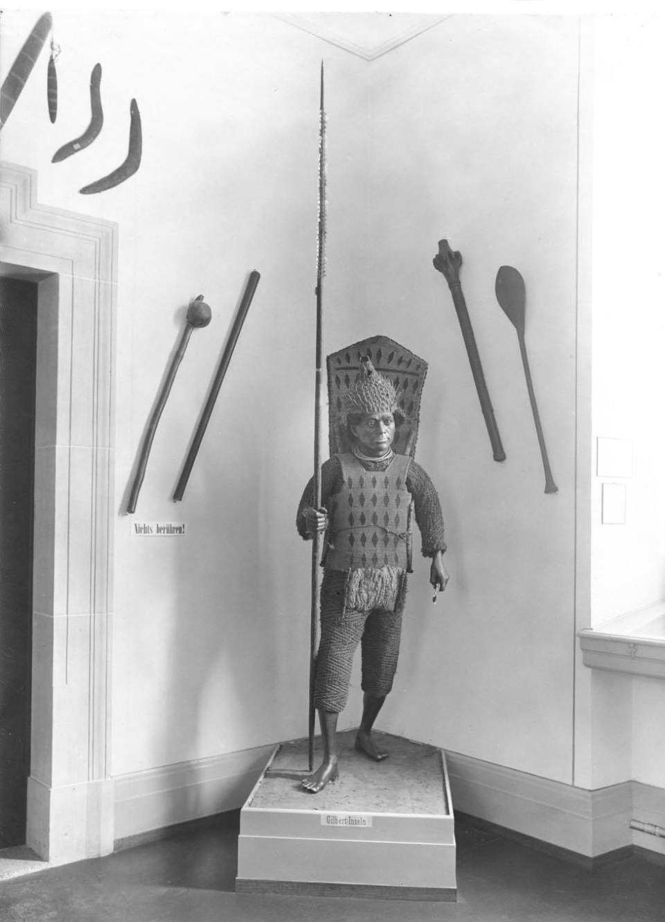 Fotografie Umlauff-Figur Gilbert-Krieger