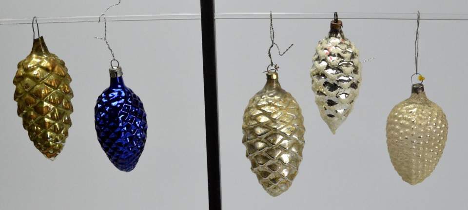 Weihnachtsschmuck, 5 Christbaumkugeln, Tannzapfenform
