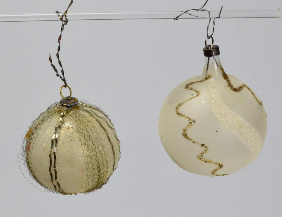 Weihnachtsschmuck, 2 Christbaumkugeln