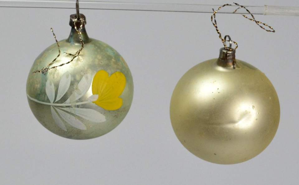 Weihnachtsschmuck, 2 Christbaumkugeln