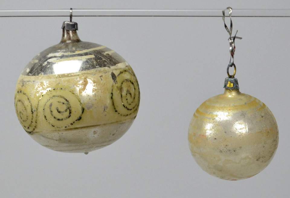 Weihnachtsschmuck, 2 Christbaumkugeln