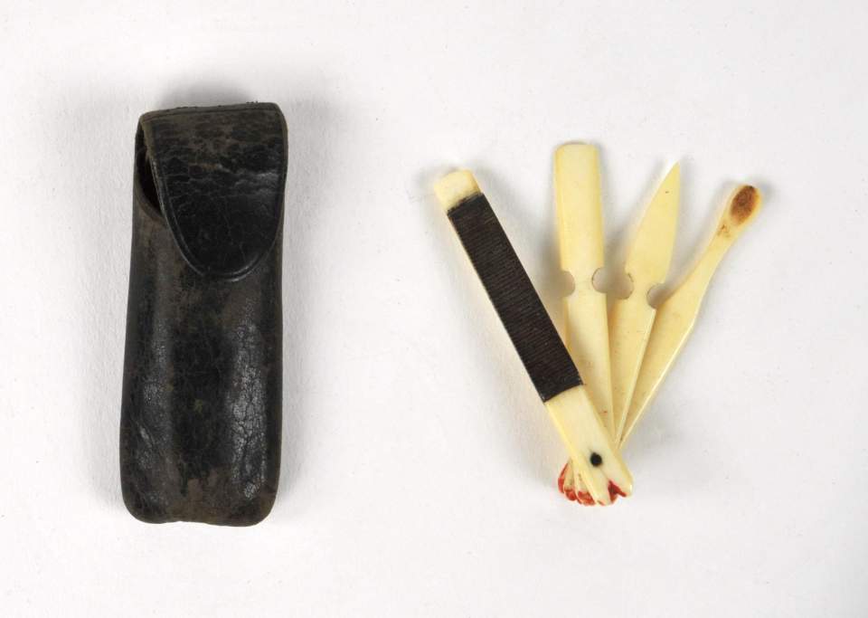 Kosmetikwerkzeug in Ledertasche