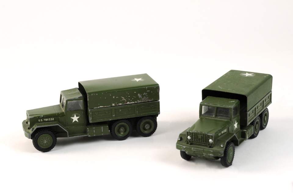 2 Militärlastwagen