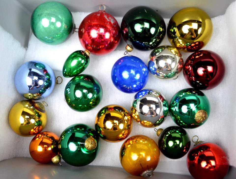 Weihnachtsschmuck, 46 Christbaumkugeln (Replikate von 1848?)