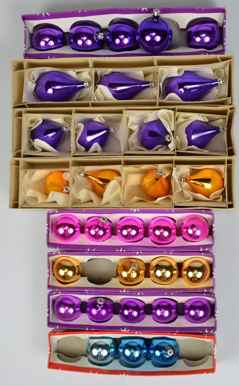 Weihnachtsschmuck, 8 Schachteln mit Christbaumkugeln der Fa. Globus