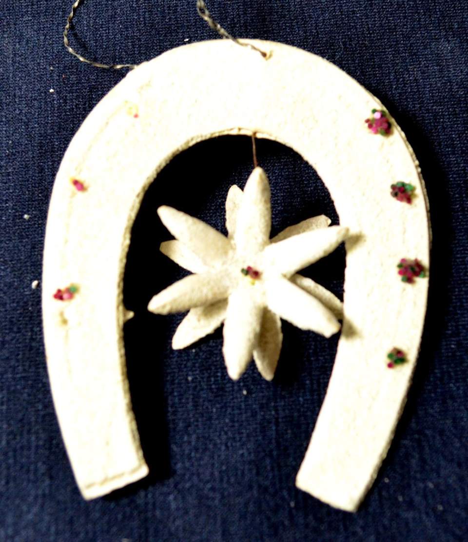 Weihnachtsschmuck, Hufeisenform aus beglimmertem Karton