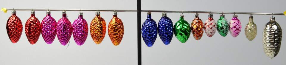 Weihnachtsschmuck, 16 Kugeln in Tannzapfenform