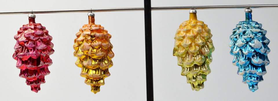 Weihnachtsschmuck, 4 Kugeln in Tannzapfenform