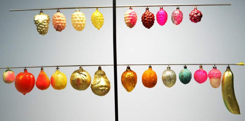 Weihnachtsschmuck, 32 Christbaumkugeln in Form von  Früchten
