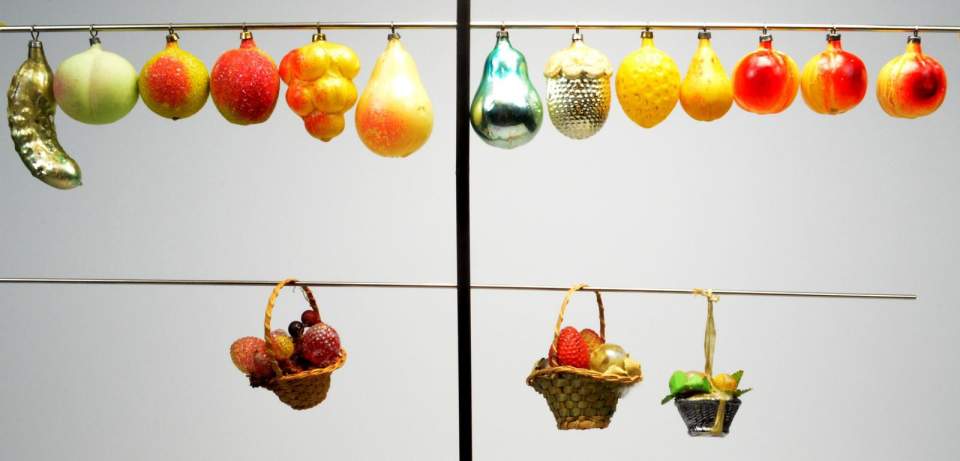 Weihnachtsschmuck, 16 Christbaumkugeln in Form von Früchten, davon 3 Früchtekörbe