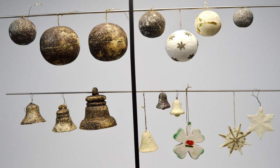 Weihnachtsschmuck, Christbaumschmuck, 16 Objekte aus beglimmertem Karton