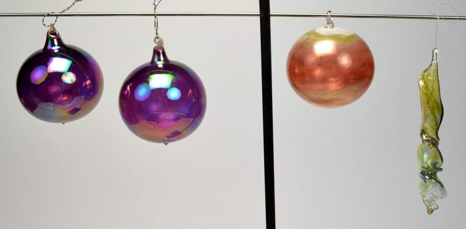 Weihnachtsschmuck, 3 Christbaumkugeln, 1 längl. Glasschmuck