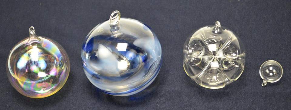 Weihnachtsschmuck, 4 Christbaumkugeln aus Glas