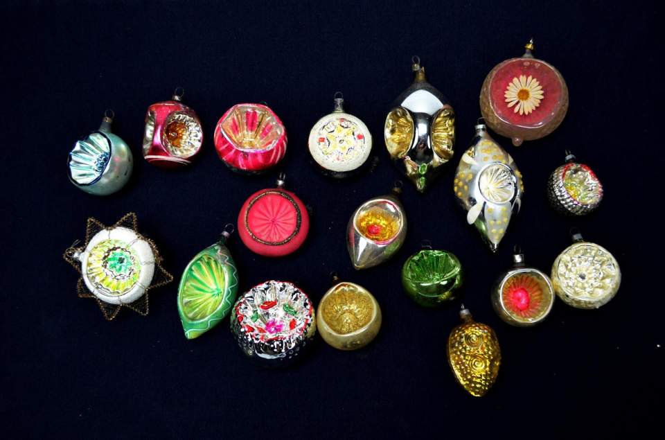 Weihnachtsschmuck, 18 Christbaumkugeln, sog. Reflexe