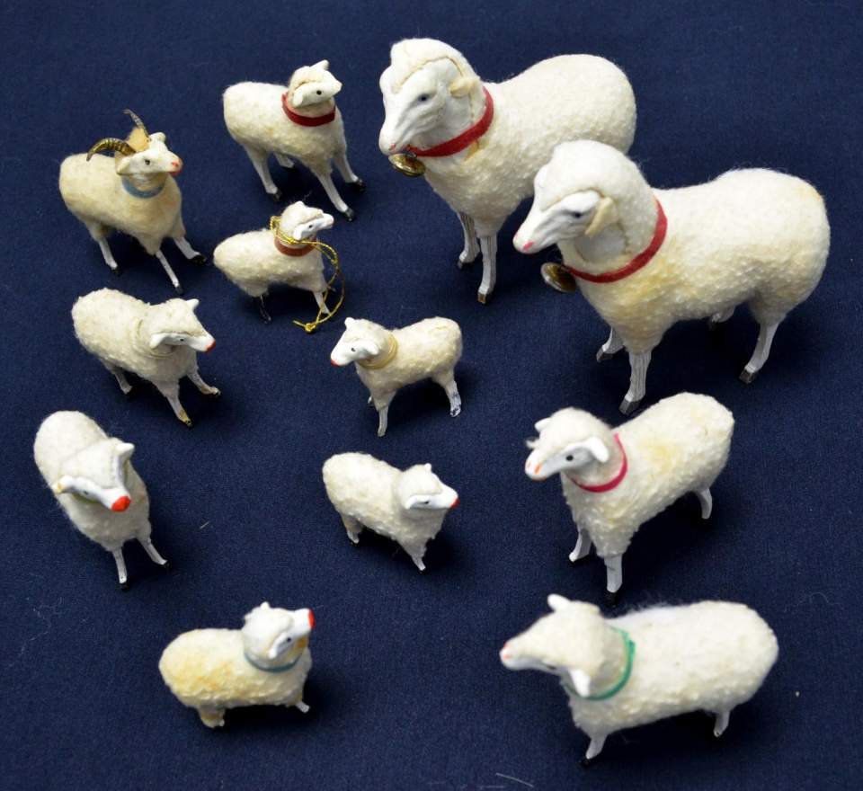 Weihnachtsschmuck, 12 kleine und grosse Schafe