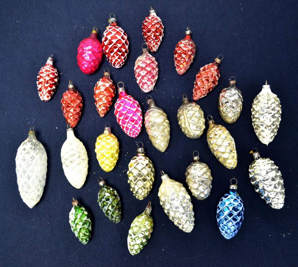 Weihnachtsschmuck, 24 Christbaumkugeln als Tannzapfen