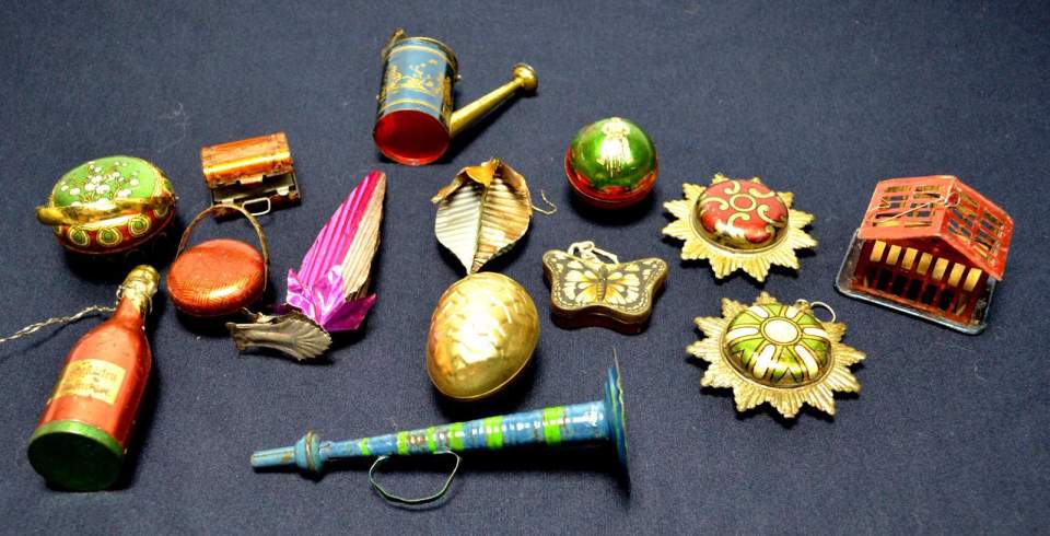 Weihnachtsschmuck, 14 Objekte aus Blech und Staniol