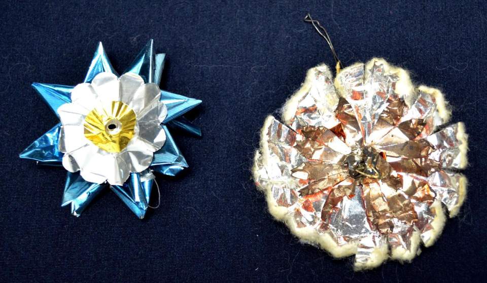 Weihnachtsschmuck, 2 Blumen aus Stanniol