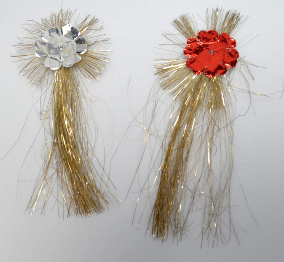 Weihnachtsschmuck, 2 Blumen aus Lametta und Stanniol