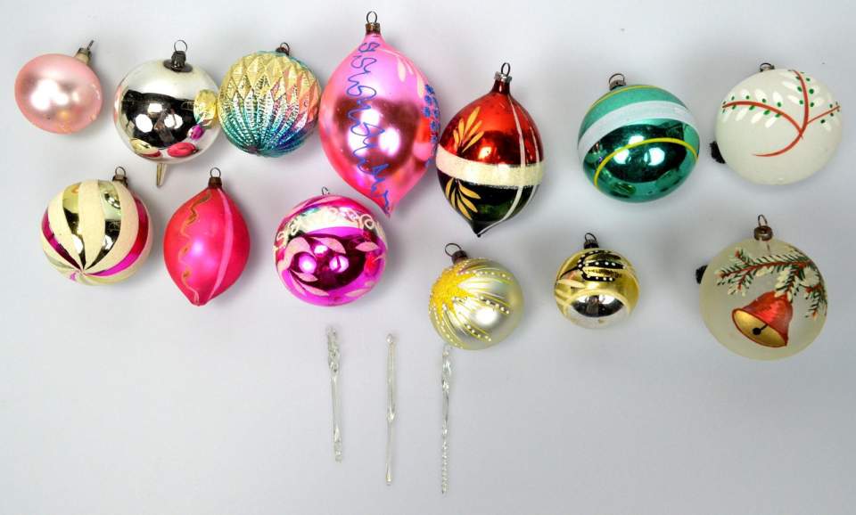 Weihnachtsschmuck, 13 Christbaumkugeln und 3 Glaseiszapfen