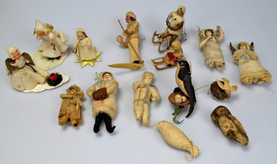 Weihnachtsschmuck, 15 Objekte aus Watte oder Papier