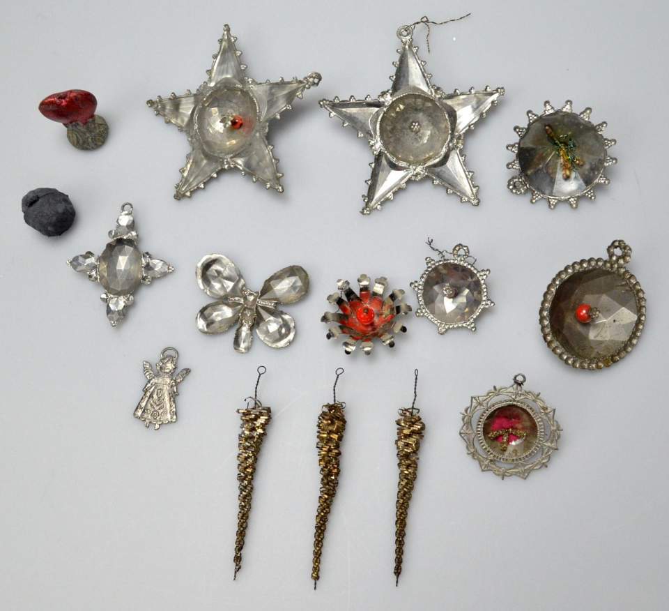 Weihnachtsschmuck, 15 Objekte aus Zinn oder Blei
