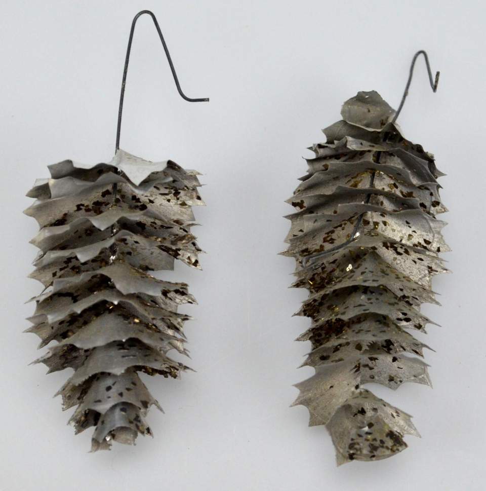 Weihnachtsschmuck, 2 Blechtannzapfen