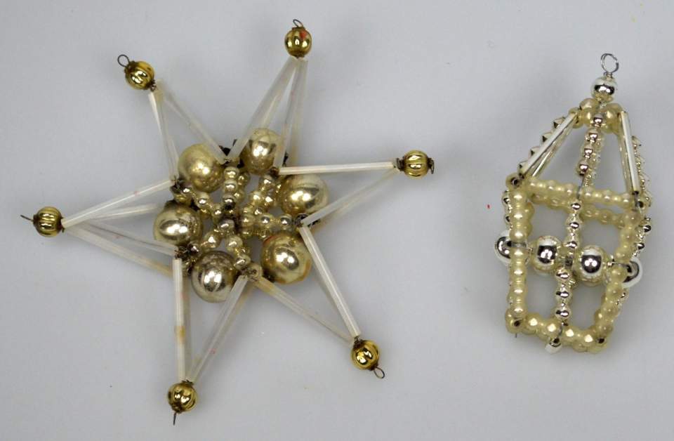 Weihnachtsschmuck, 2 Objekte aus Glasperlen und Glasröhrchen