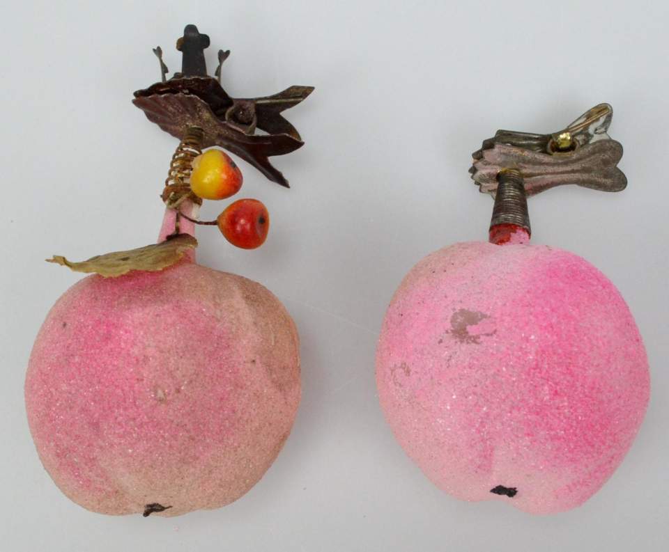 Weihnachtsschmuck, 2 Christbaumugeln in Form eines Apfels