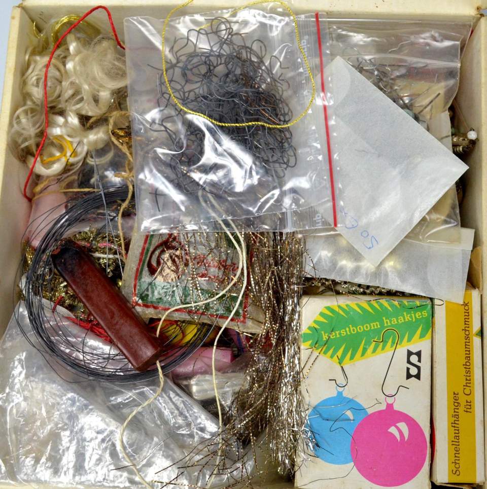 Weihnachtsschmuck, Schachtel mit Reparaturmaterial