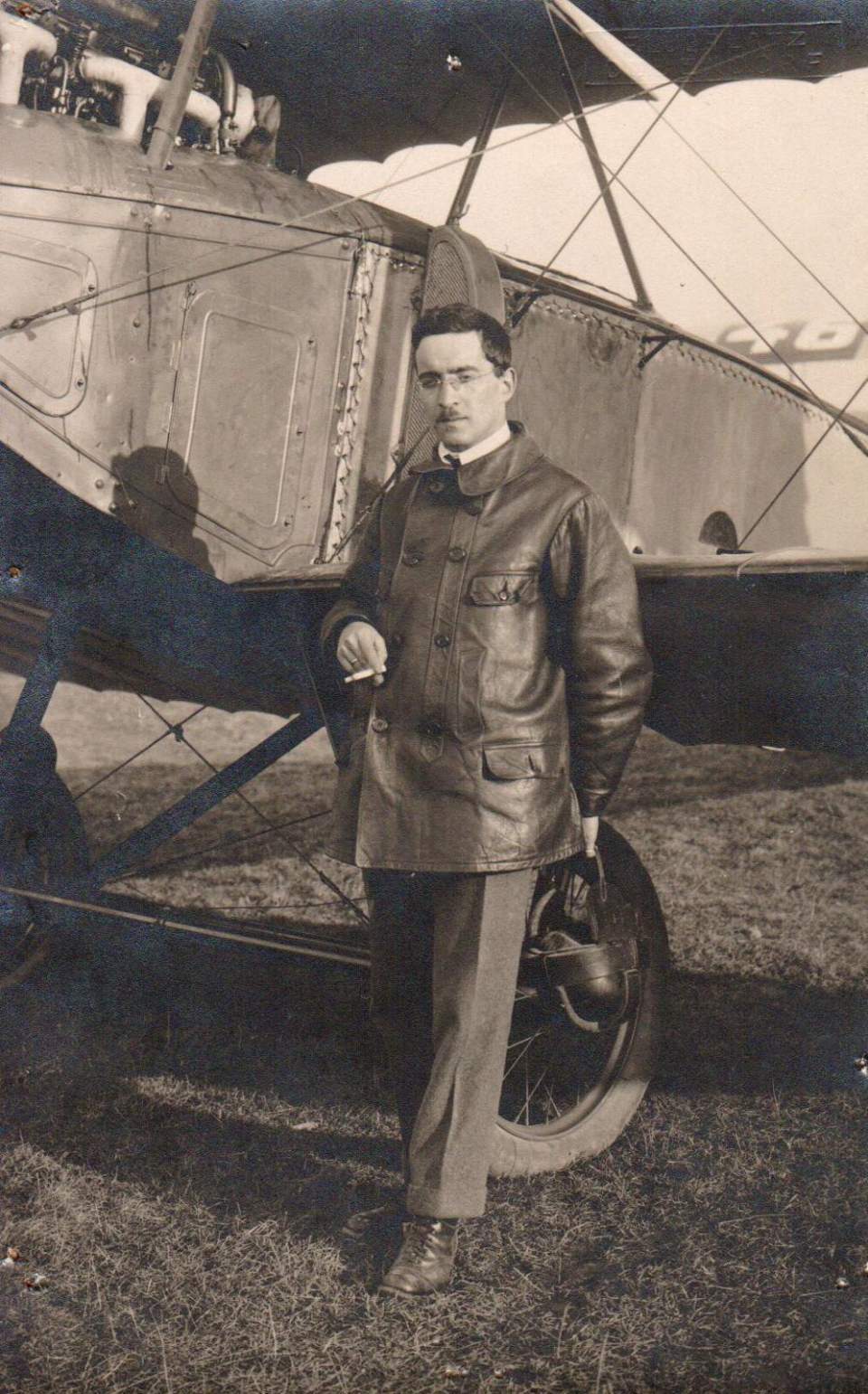 Foto Robert Gsell vor einem Flugzeug