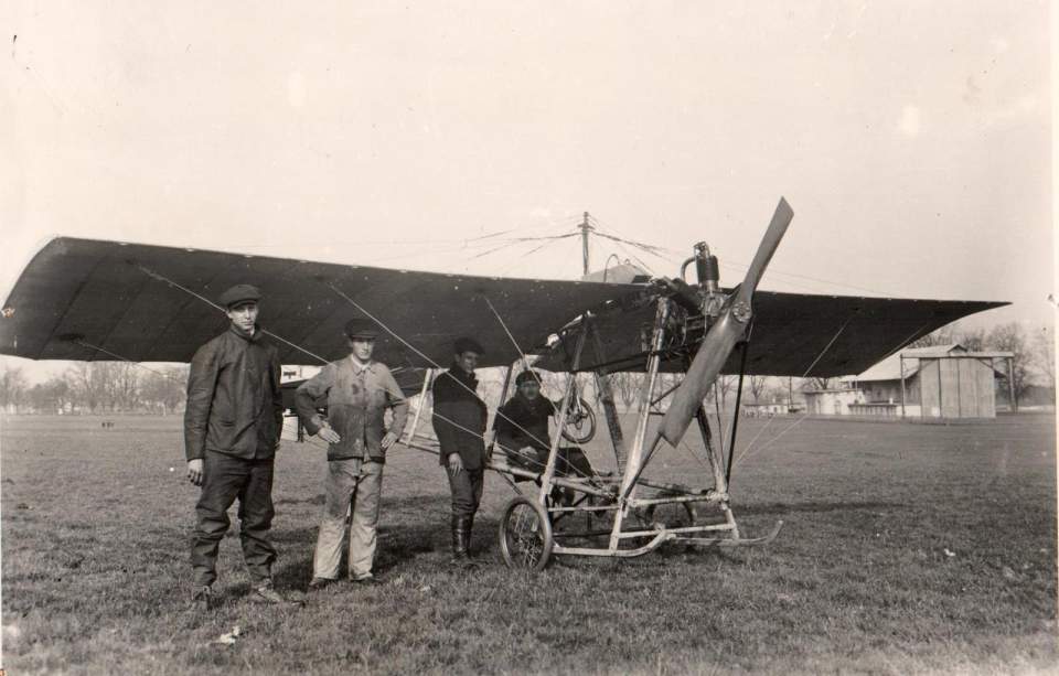 Foto Henri Kunkler mit dem Eindecker "Daedalus"