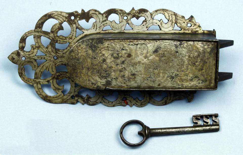 Schrankschloss mit zwei schiessenden Fallen und geschlossenem Schlosskasten