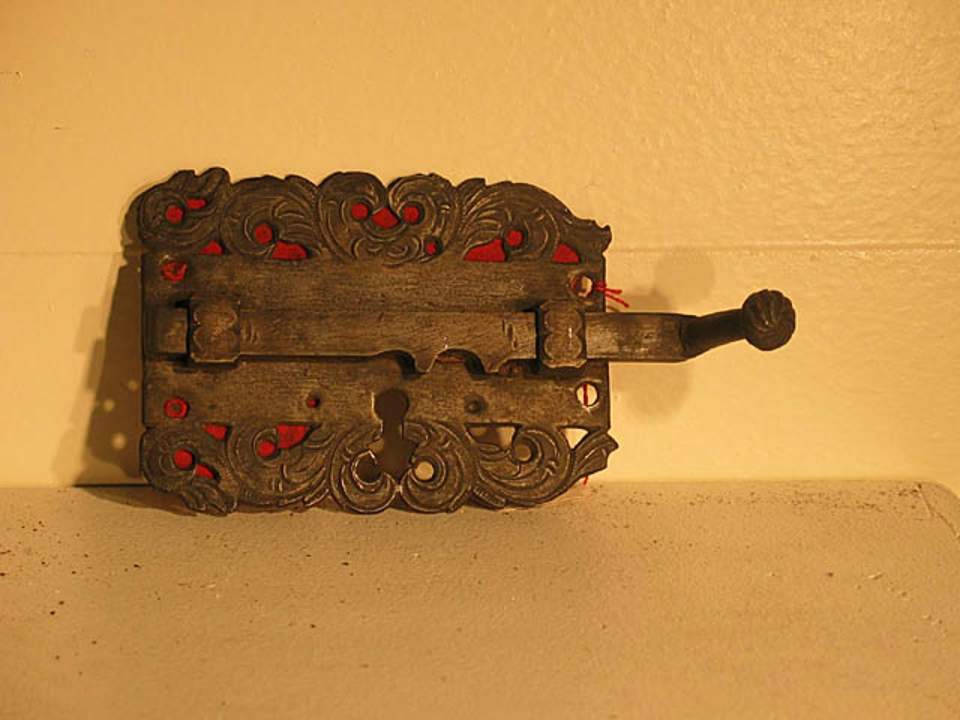 Stossriegel, rot unterlegt, eisenschnitt, graviert