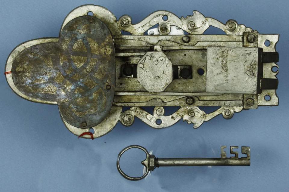 Schrankschloss mit zwei schiessenden Fallen