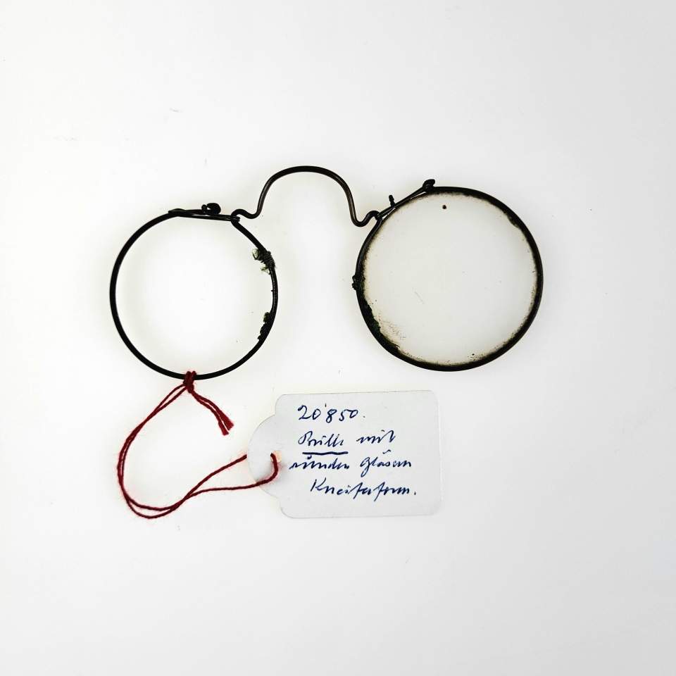 Brille, runde Gläser, Kneiferform